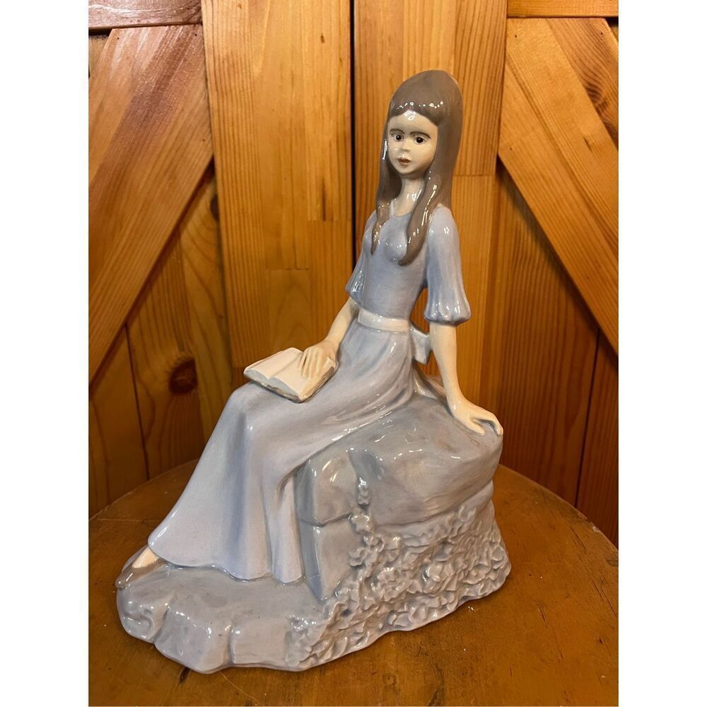 Porcelain figurine posing sitting lady with book sculpture on Rock (7517)